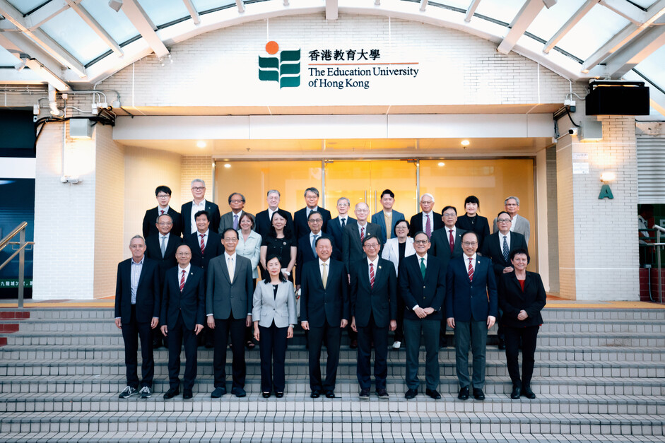 The UGC delegation, led by UGC Chairman Mr Tim Lui (middle, first row) are warmly received by EdUHK President Professor John Lee Chi-Kin (fourth right, first row) and other university management members