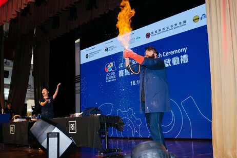 英国科学团队The Royal Institution of Great Britain科学示范部主管Dan Plane互动科学表演