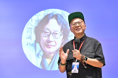 教大文化與創意藝術學系洪強教授簡介《天地同框》太空藝術教育計劃內容