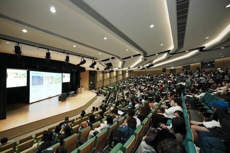 ‘U-wide admissions talks’ are held in the EdUHK Information Day for Undergraduate Admissions 2025. The JUPAS Admissions Talk attracts around 500 on-site participants