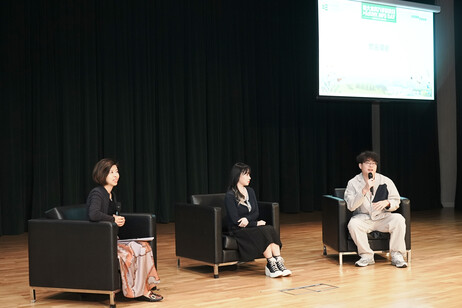 EdUHK Senior Assistant Registrar (Admissions and Planning) Dr Edith Leung Wai-yee (Left) shares the latest admission information for the 2026 entry at the JUPAS Admissions Talk with students Cheryl Lui (Middle) and Edmund Lai (Right)