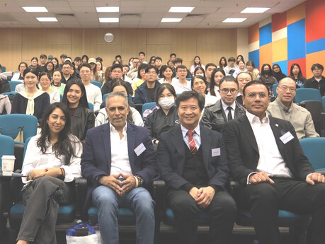 教大師生與Mahesh Harilela教授合影