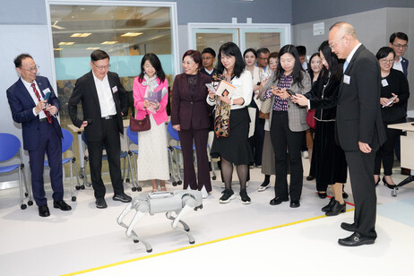 俞司長率領代表團參觀教大科技創新閣,深入了解教大在教育創新科技領域的成果