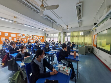 香港布厂商会朱石麟中学透过线上收看讲座直播