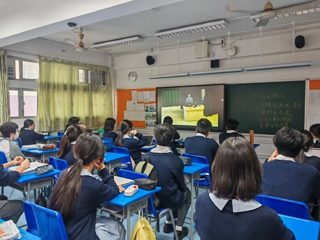 香港布厂商会朱石麟中学透过线上收看讲座直播