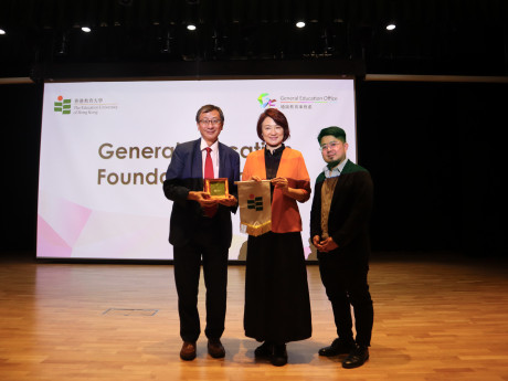 EdUHK President, Professor John Lee Chi-Kin (left), Director of General Education, Dr David Kang Jong Hyuk (right), present souvenir to Professor Starry Lee Wai-king (middle)  