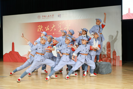 人大附属小学京剧团表演《沙家浜》