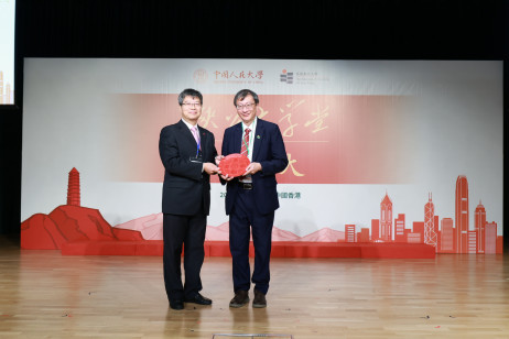 李子建校长与林尚立校长互赠纪念品