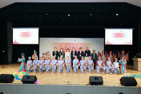 人大附属小学京剧团与校领导合影留念