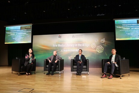 Distinguished industry leader panel led by Ms Helen Gai Huixia, EdUHK AVP(ME&D) (1st left), explores with media leaders Mr Sun Yusheng from Phoenix Media Investment (2nd left), Mr Lo Wing-hung from Bastille Post (2nd right), and Mr Yan Xiuyan from TKWW Gr