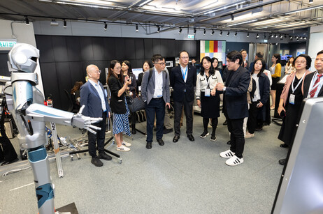 教大代表團參觀數碼港初創企業