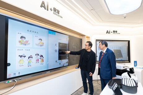 李子建教授參觀數碼港創科項目