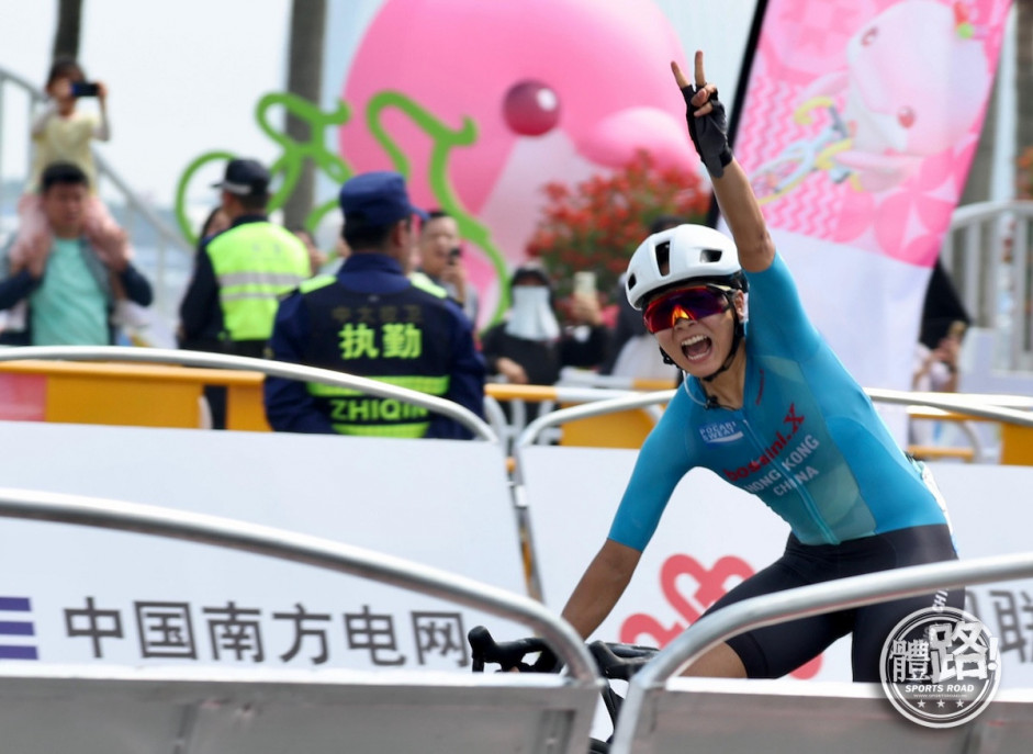 教大精英运动员学生李思颖于十五运会成功卫冕女子公路单车个人赛金牌 ( 《体路》提供图片)