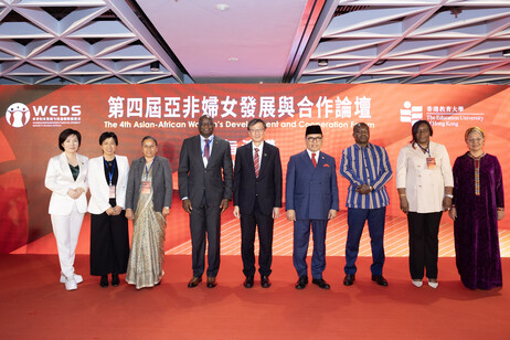 教大校长李子建教授（中间）与一众主旨演讲嘉宾合照