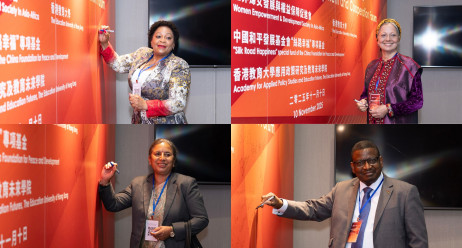 多名来自亚非国家的政要、驻华大使及国际妇女组织代表于会议的留言版上签名留念