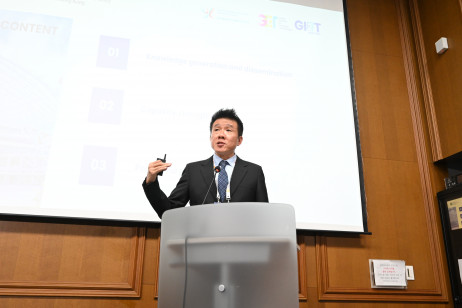 教大教育科技与教学创新讲座教授兼全球新兴技术研究所联席总监林质彬教授，在峰会上发表以「利用新兴技术促进包容及公平的优质教育」为题的演讲