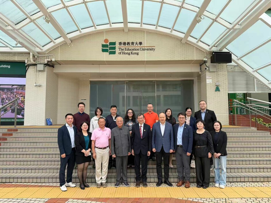 EdUHK President Prof Lee, Dr Kam, and Ms Kong welcome Mr Ng (front row, 4th right), Former Secretary for Education, alongside a delegation including Chairman of Zhongshan Whampoa International Education Group Mr James Wong (front row, 4th left)           