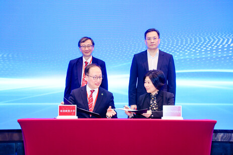 入园协议由教大校长李子建教授（后左）和深圳市市政府副秘书长罗育德（后右）共同见证，并由教大副校长（研究及发展）陈智轩教授（前左）及深圳市科创局副局长李肖力（前右）签署