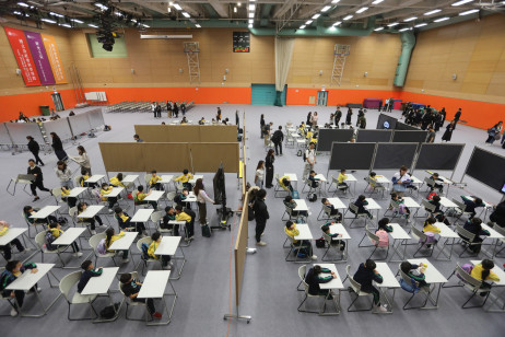 教大临时支援中心设有课室、活动空间、运动场地、午膳区及教员室等多个区域，并安排辅导人员协助学生处理压力和情绪问题