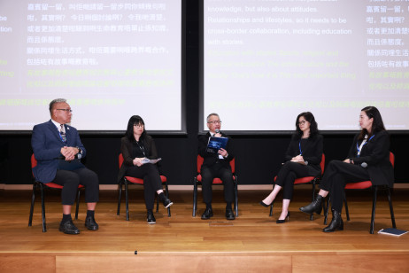 教大宗教教育与心灵教育中心执行联席总监区婉仪女士（左二）、精英体育事务委员会主席郑景亮先生（左一）、香港道教联合会云泉学校张宝雯校长 (右二)、及Story Jungle Education及 REACH 创办人钟明慧女士（右一）参与以「生命教育与价值观」为题 的讨论