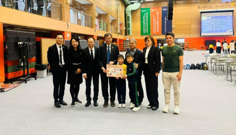 当日有学童亲手送上心意卡，向李子建教授及教大团队表达感谢与支持