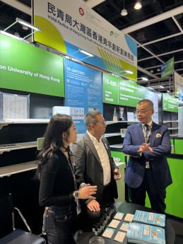 Prof Witman Hung, Director of the Greater Bay Area Research Center at China Silk Road iValley Research Institute and Co-Founder of Shenzhen Zebras Technology Startup Acceleration Limited visits booths and offer valuable advice to our teams