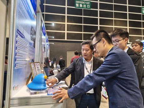 Prof Ken Yung Kin-lam, AVP (Kt&S) and Chair Prof of Biology and Neuroscience at the Department of Science and Environmental Studies, showcases his research project “Novel Biomaterials Used for Dendritic Cell Vaccine for Cancer Immunotherapy”