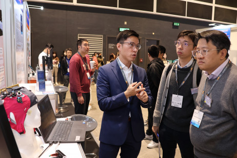Dr Michael Yeung Kin-chung, Assistant Professor of the Department of Psychology, showcases the pioneering hybrid EEG-fNIRS system “A Hybrid EEG-fNIRS Neurofeedback Application for Brain Training for Autistic Children”