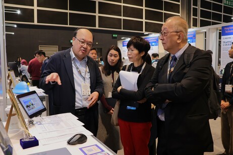 Prof Philip Yu Leung-ho, Prof of the Department of Mathematics and Information Technology, showcases the project “Automatic Multi-modal Deep Learning Analysis System” to the Judges