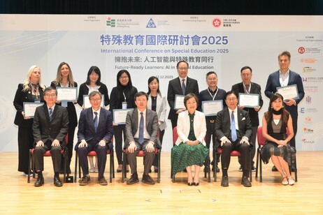 主礼嘉宾与主题演讲讲者合影