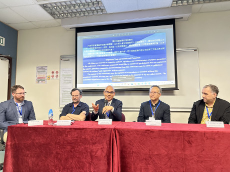 教大中国语言学系系主任陈伟强教授（中）在总结发言中指出，是次工作坊为道教文学研究提供国际化的学术交流平台