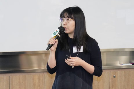 周雨西博士建议家长透过「积极调解」与孩子讨论使用社交媒体的风险，并透过「共同使用」方式，与孩子一起使用社交媒体