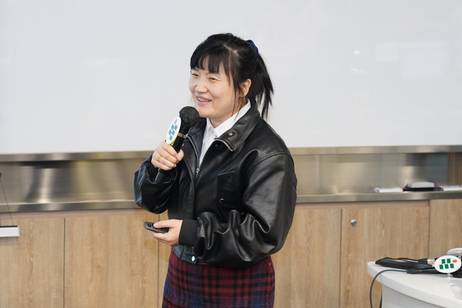 谷明月教授则从社会身份建构的角度分析社交媒体的影响