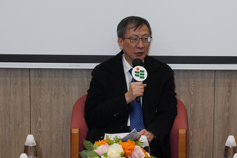 李子建教授指，为了协助学童迎接社交媒体带来的挑战和机遇，唯有学校与家庭携手合作