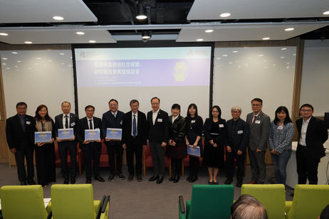 李子建教授与陈智轩教授向嘉宾致送纪念品