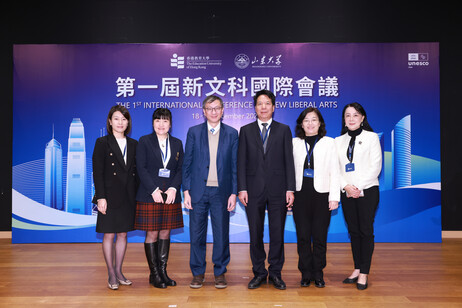 圆桌讨论讲者合影