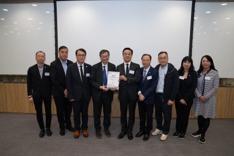 李子建教授致送感谢状予主讲嘉宾姚志胜常委