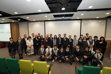 嘉宾及与会者与港九街坊妇女会孙方中书院师生合照