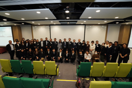 嘉宾及与会者与教大学生合照