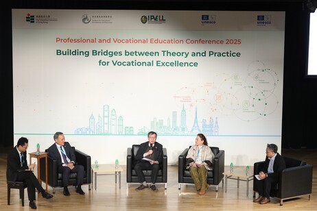 研討會設圓桌論壇，由教大教育發展與創新學院聯席副院長兼大會聯席主席何振聲博士主持，教大校長李子建教授（中）、職業訓練局副執行幹事王建國博士（左二）、香港中華基督教青年會教育總監萬頴恩博士（右一）及香港工業專業評審局主席梁勵女士（右二）擔任嘉賓 