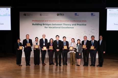 教大副校長（學術）鄭美紅教授（右四）、副校長（研究與發展）陳智軒教授（右一）、教育發展與創新學院聯席執行院長冼權鋒教授 （左六）向演講嘉賓及圓桌論壇嘉賓致送紀念品 