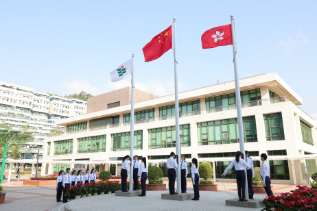 教大學生所組成的升旗隊負責升掛國旗、區旗及校旗