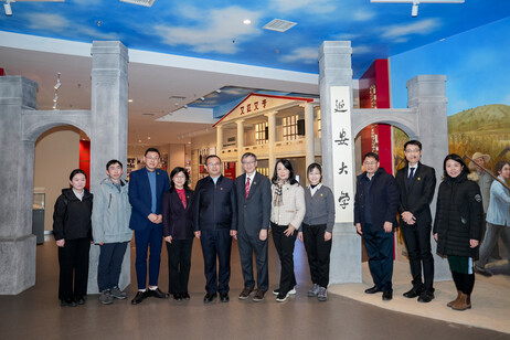 两校代表在延安大学校史馆合影留念