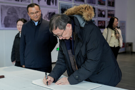 教大校长李子建教授获延大校长奚家米教授邀请在书册上题字留念