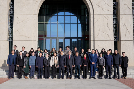 两校管理层及师生代表在延安大学行政楼外留影