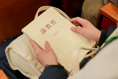 在思政课上，李子建教授就习近平总书记所着《论教育》及《习近平文化思想学习纲要》两本书向学生分享个人领悟和体会