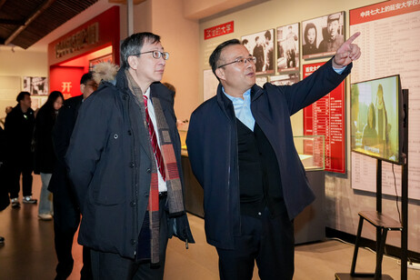 延大校长奚家米教授向教大一行介绍该校历史