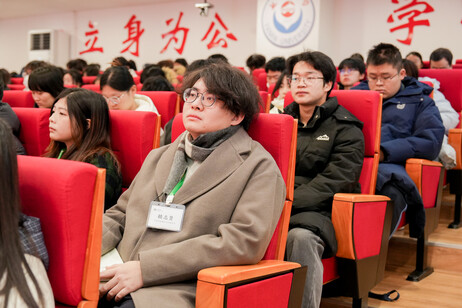 学生专心聆听校长李子建教授讲授思政课