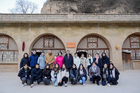 李子建校长率师生到访习主席曾经作为知青插队生活过七年的梁家河村