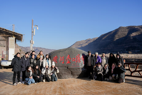 研学团师生在黄河壶口瀑布合照留影